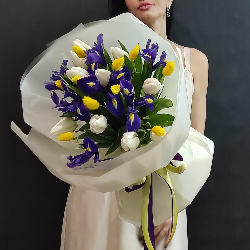 https://content2.flowwow-images.com/data/flowers/1000x1000/82/1740171547_23372282.jpg